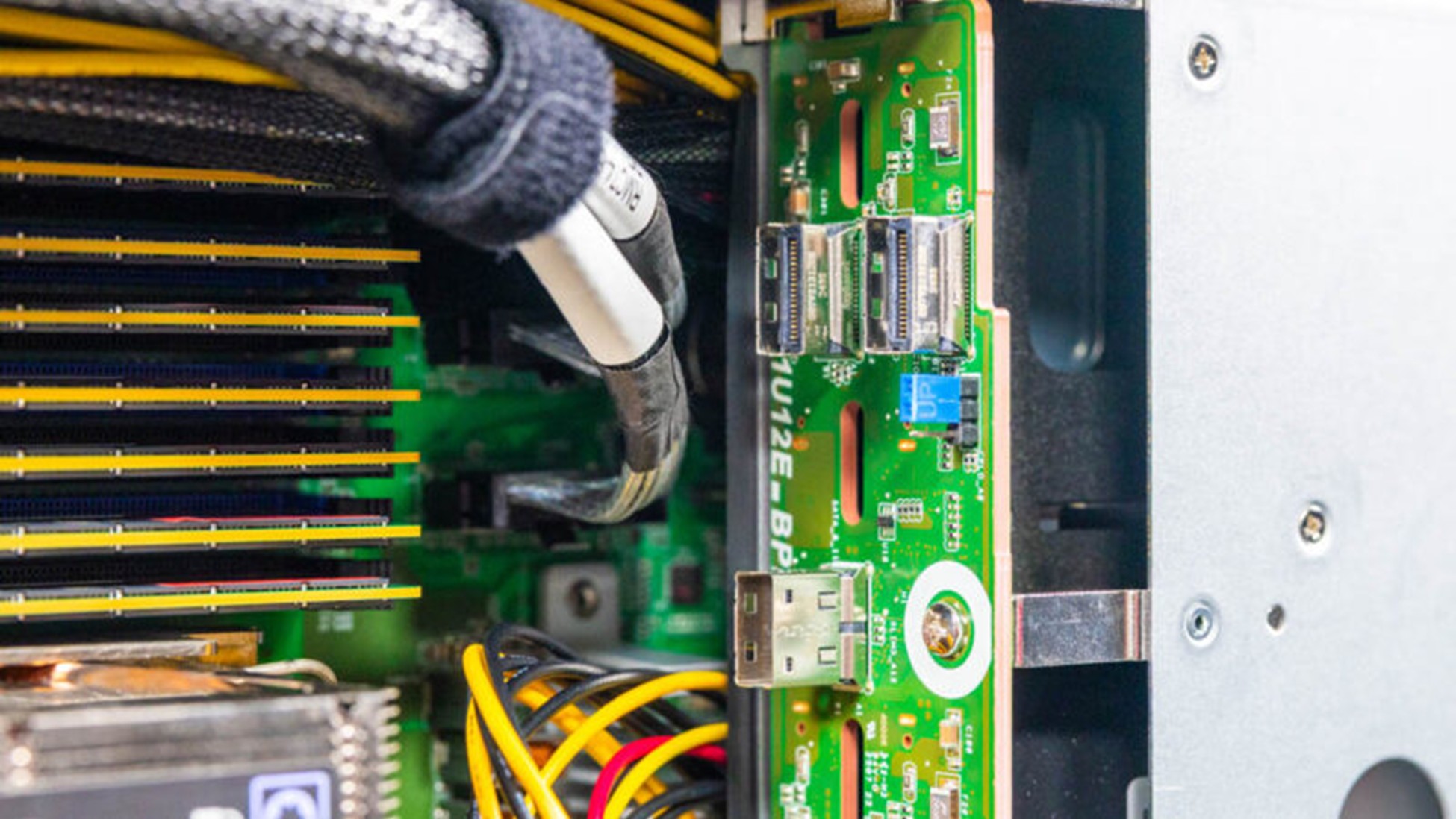 بک پلین درایوها و کابل کشی های عظیم PCIe