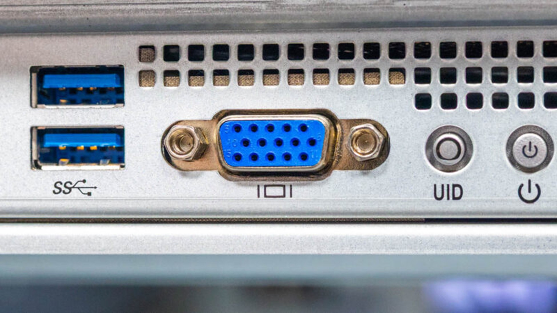 پورت های USB و VGA در پنل جلویی سرور