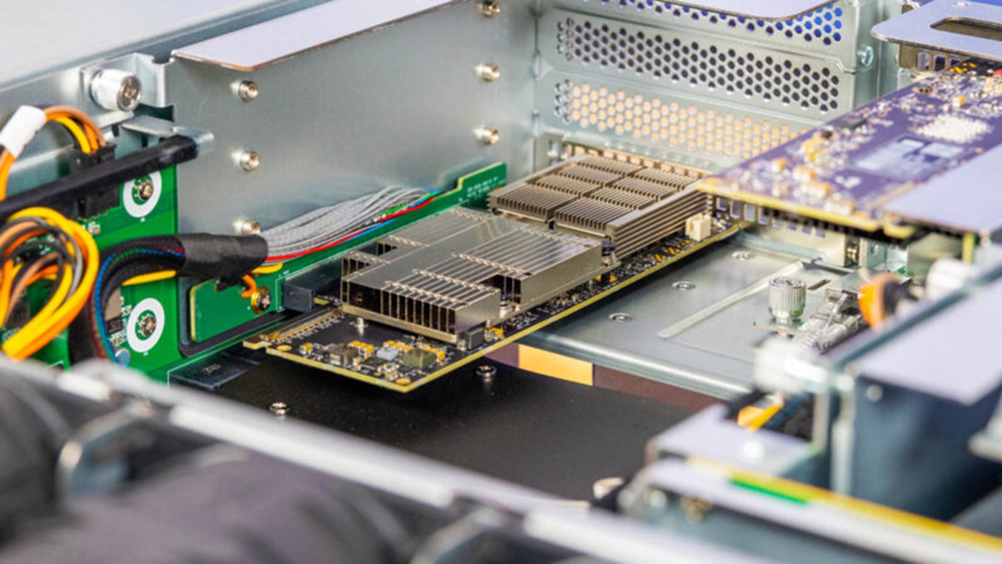 سینی کشویی حاوی 8 گرافیک NVIDIA HGX B200