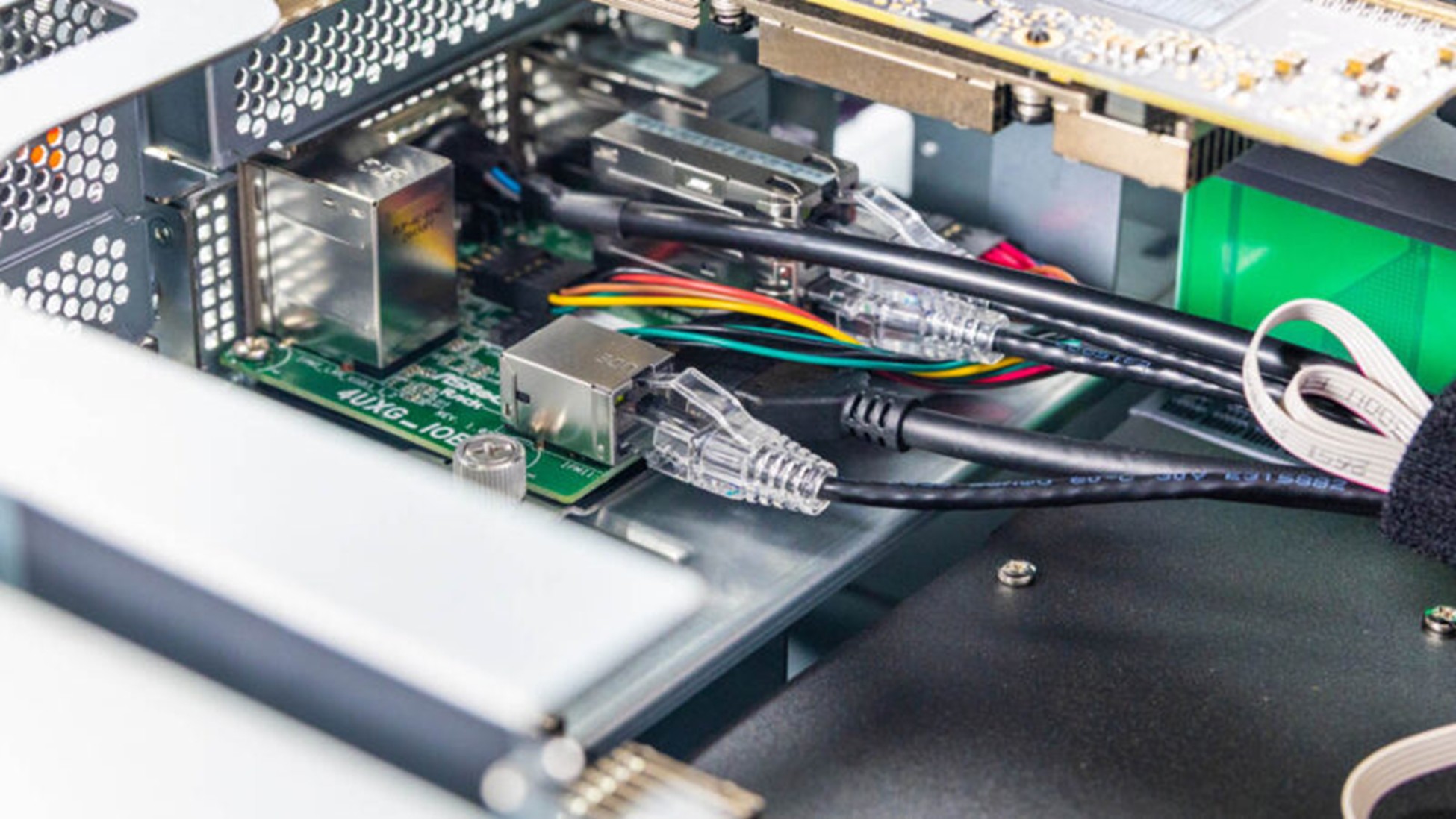 تجمع عظیم کابل های MCIO برای ارتباط PCIe Gen5