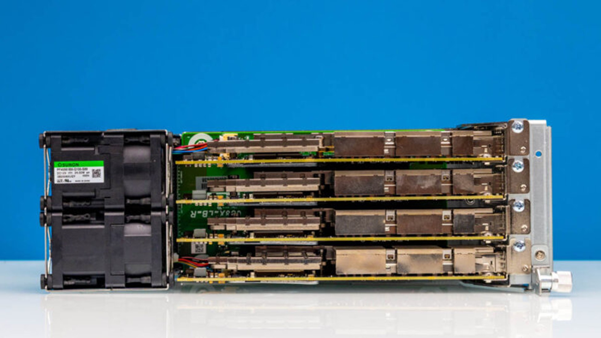 سینی حاوی کارت های شبکه 400 گیگابیتی ConnectX-7