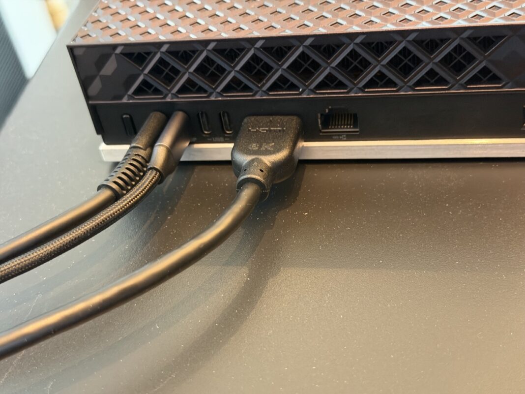 نمای نزدیک از پورت‌های I/O و رابط شبکه 10GbE