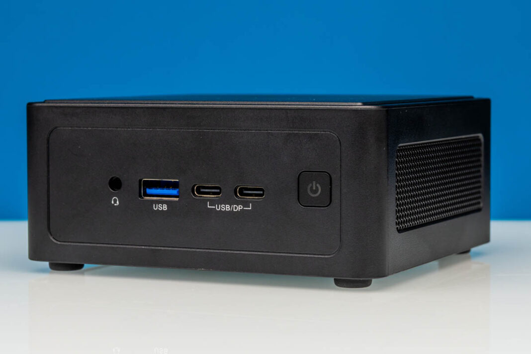 نمای زاویه‌دار از مینی‌پی‌سی ASRock Industrial NUC BOX-358H