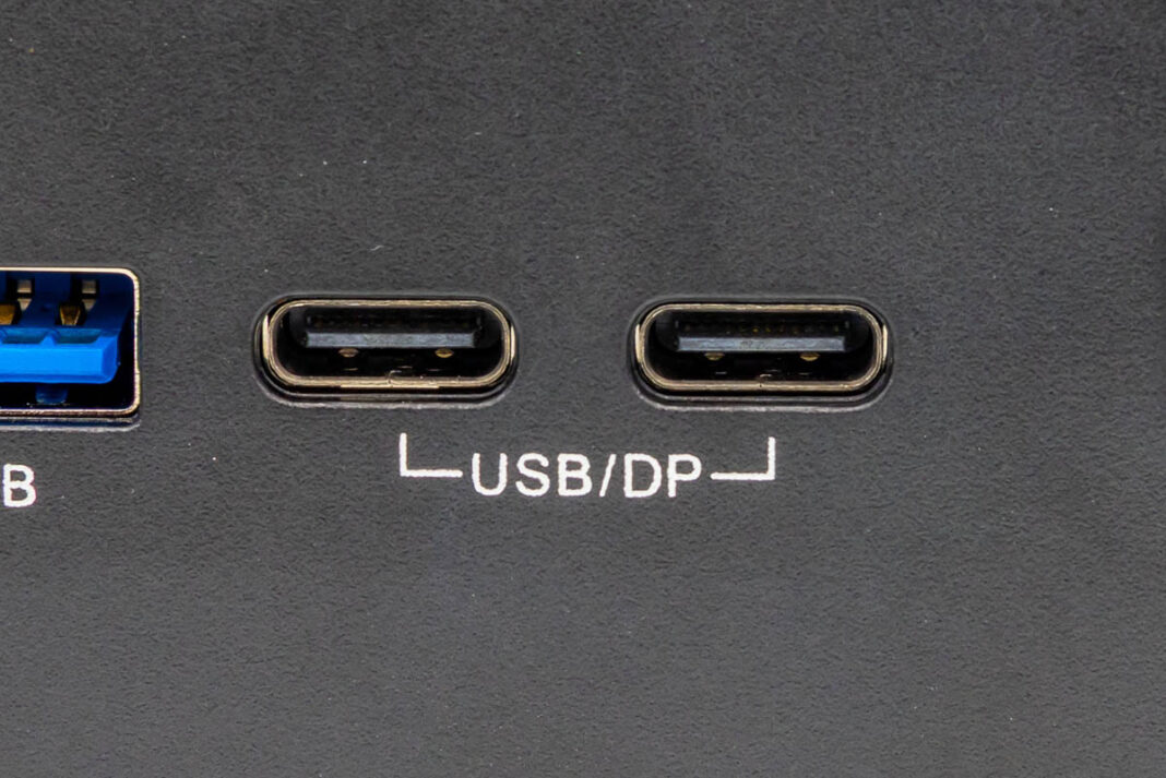 پورت‌های USB-C در پنل جلویی، چپ: TB4/USB4، راست: USB3