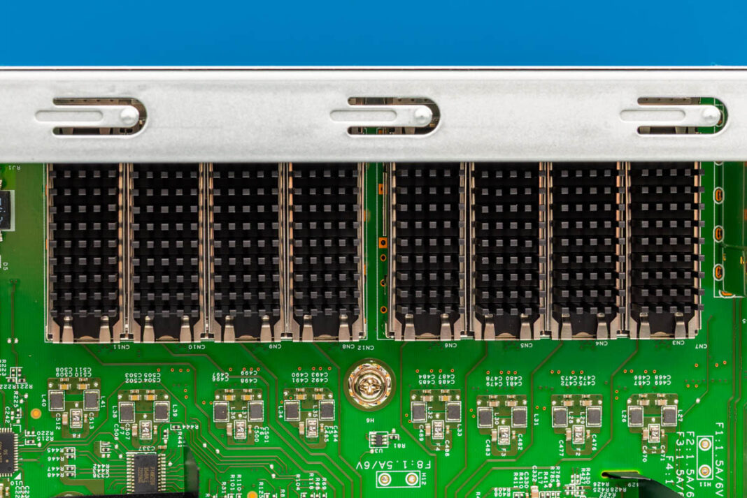 محفظه‌های SFP+ با هیت‌سینک‌های اختصاصی در نمای داخلی