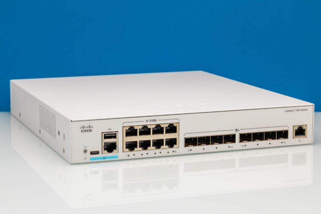 سوییچ Cisco Catalyst C1300 16XTS نمای زاویه‌دار