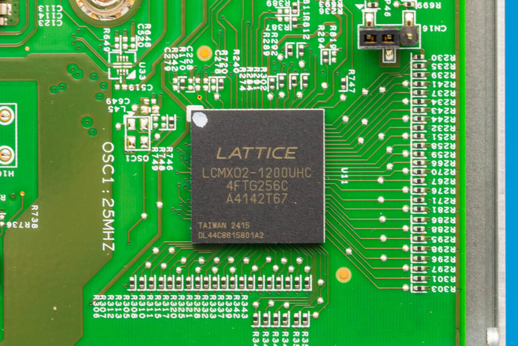 تراشه Lattice LCMXO2 روی برد سوییچ