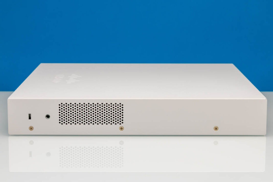 نمای کناری و دریچه‌های تهویه سوییچ Cisco Catalyst