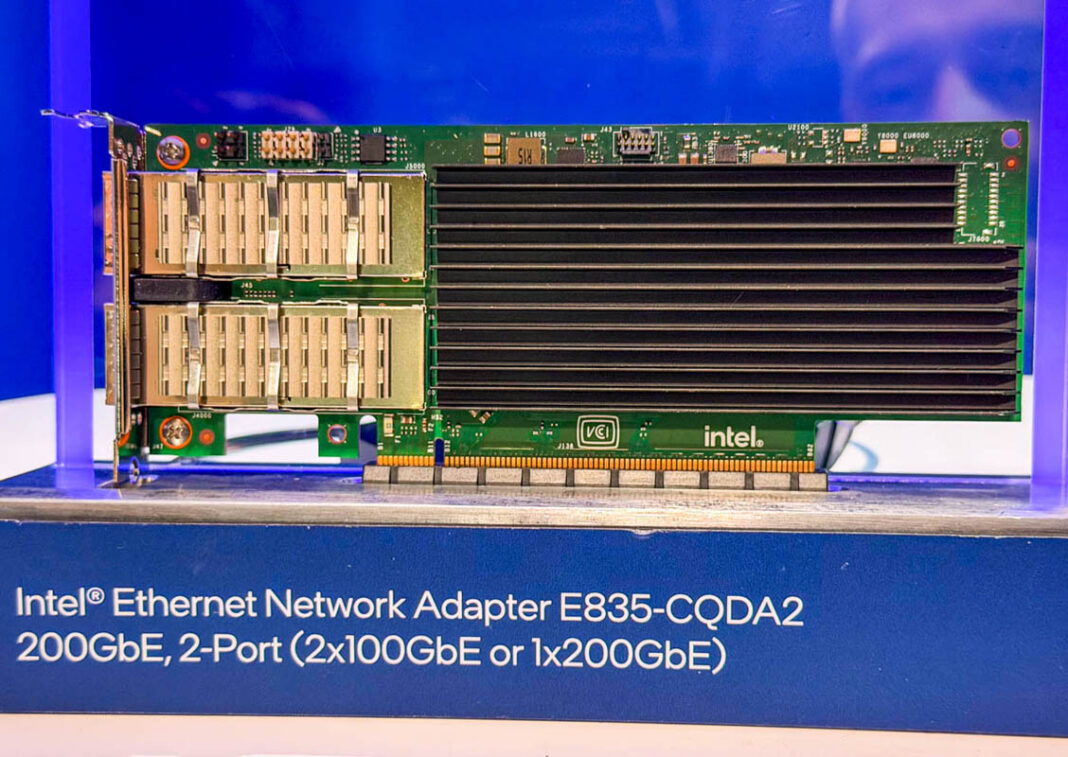 کارت شبکه Intel E835 CQDA2 200Gps در نمایشگاه HPE Discover