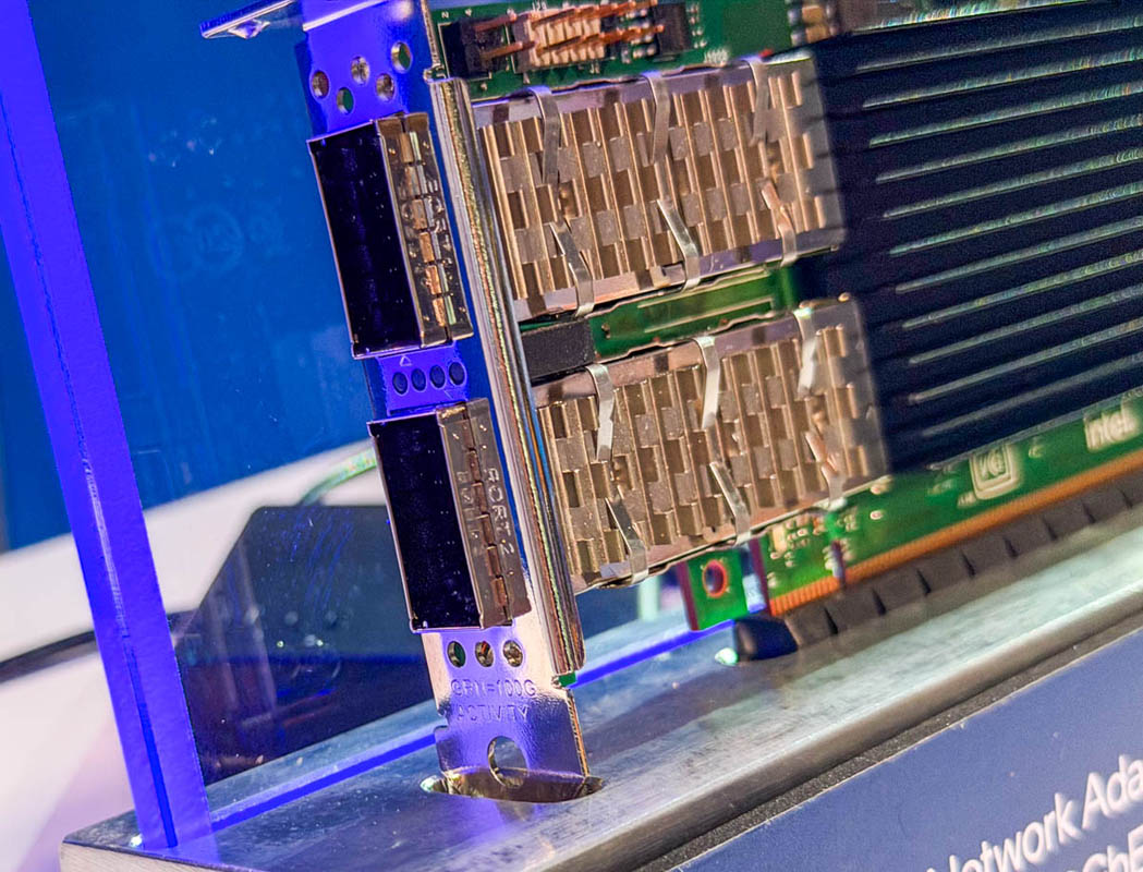 نمای پورت‌های QSFP در کارت Intel E835 CQDA2