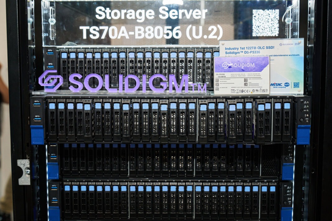 سرور استوریج مجهز به درایوهای پرظرفیت Solidigm