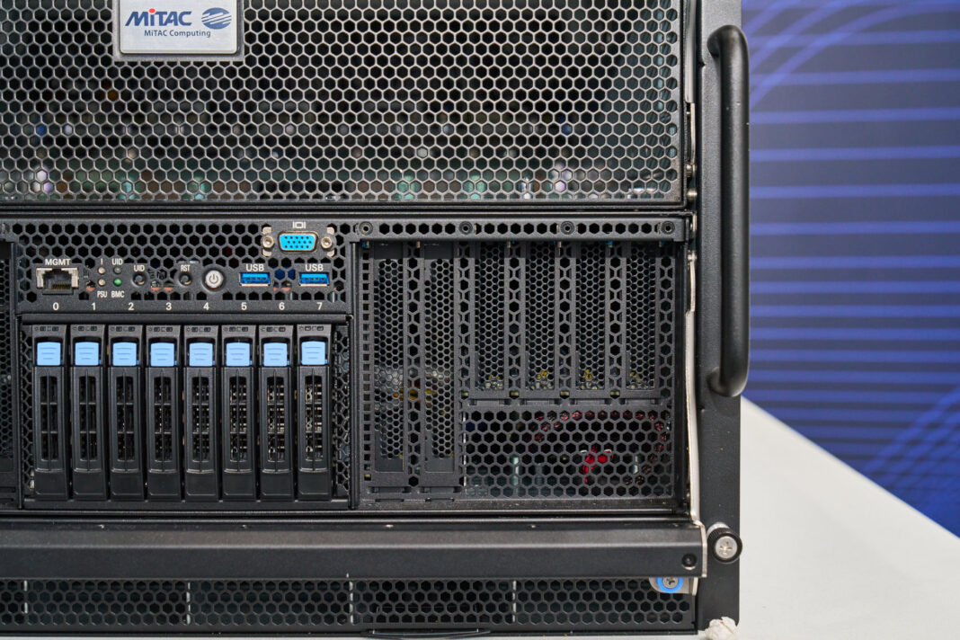 اسلات‌های توسعه PCIe در پشت سرور
