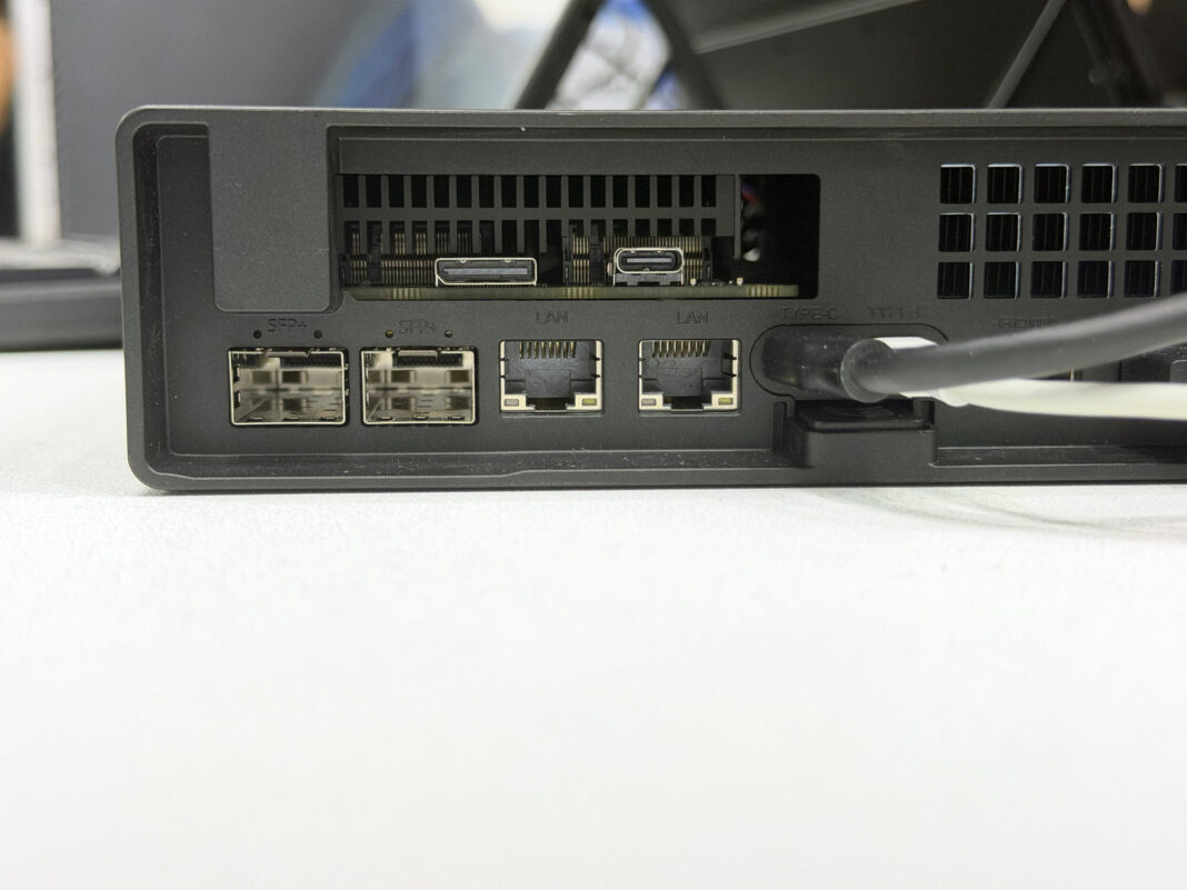 پورت‌های پنل پشتی و اتصالات USB4 در MS-03
