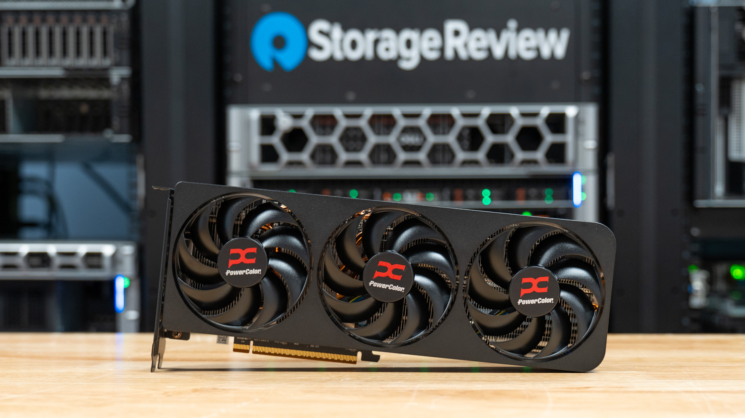 نمای فن‌های جلویی کارت گرافیک PowerColor Red Devil RX 9070 GRE