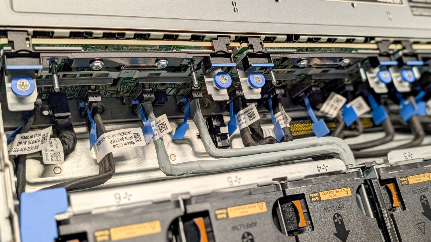 نمای کلی از سرور Dell PowerEdge R7725xd
