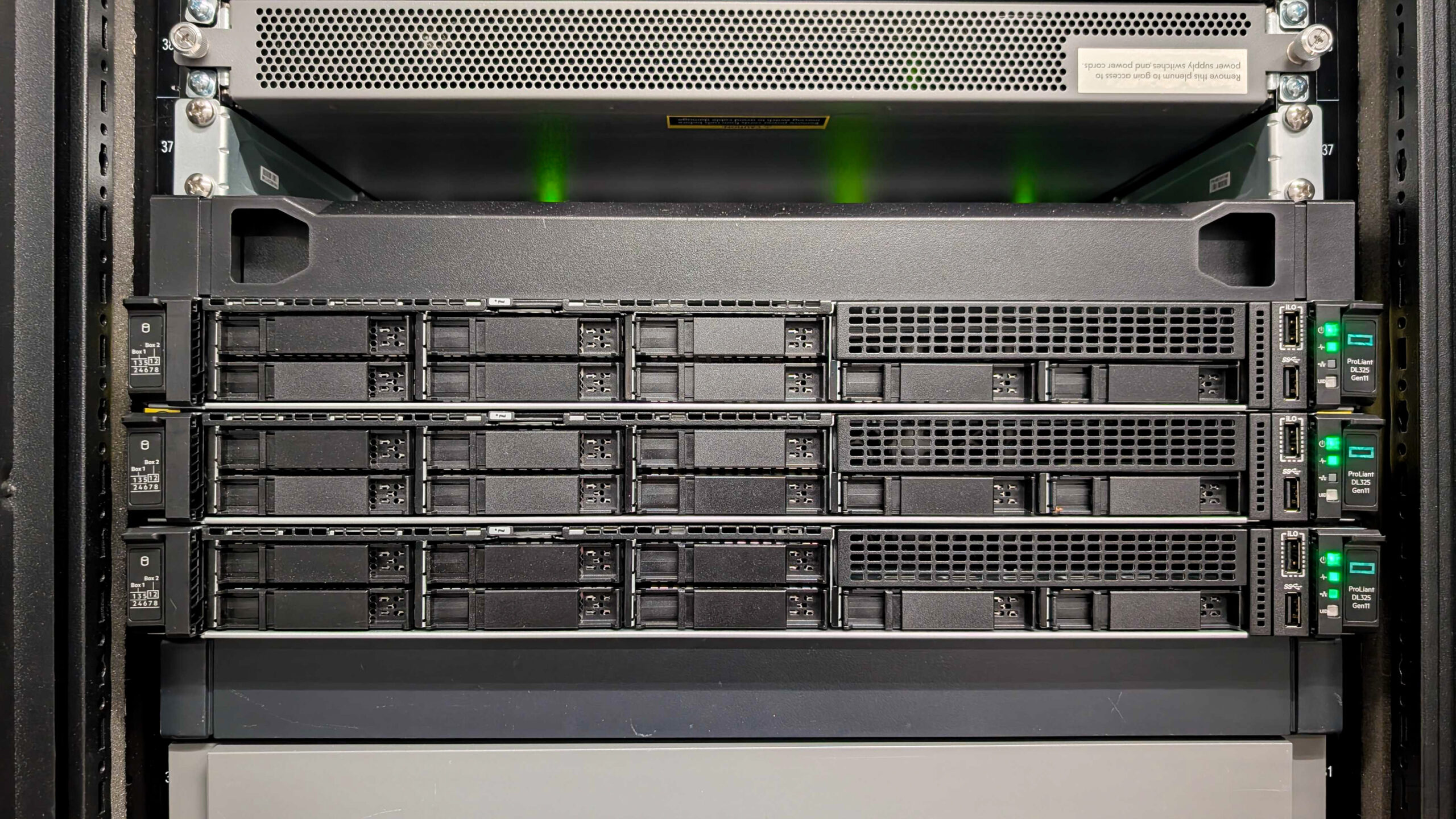 نمای پشتی ذخیره‌ساز HPE Alletra B10000 و اتصالات شبکه