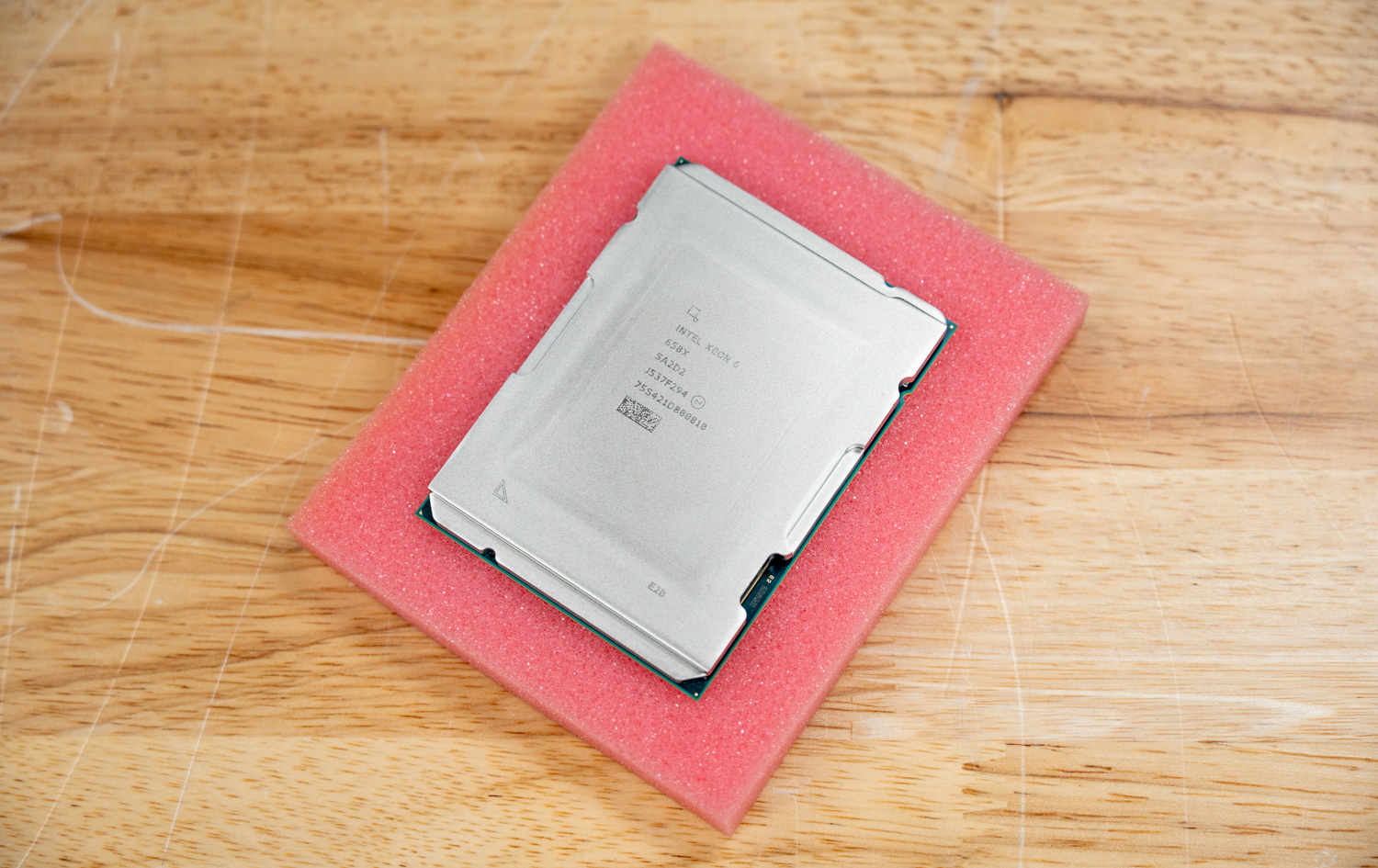 نمای روی پردازنده Intel Xeon 658X