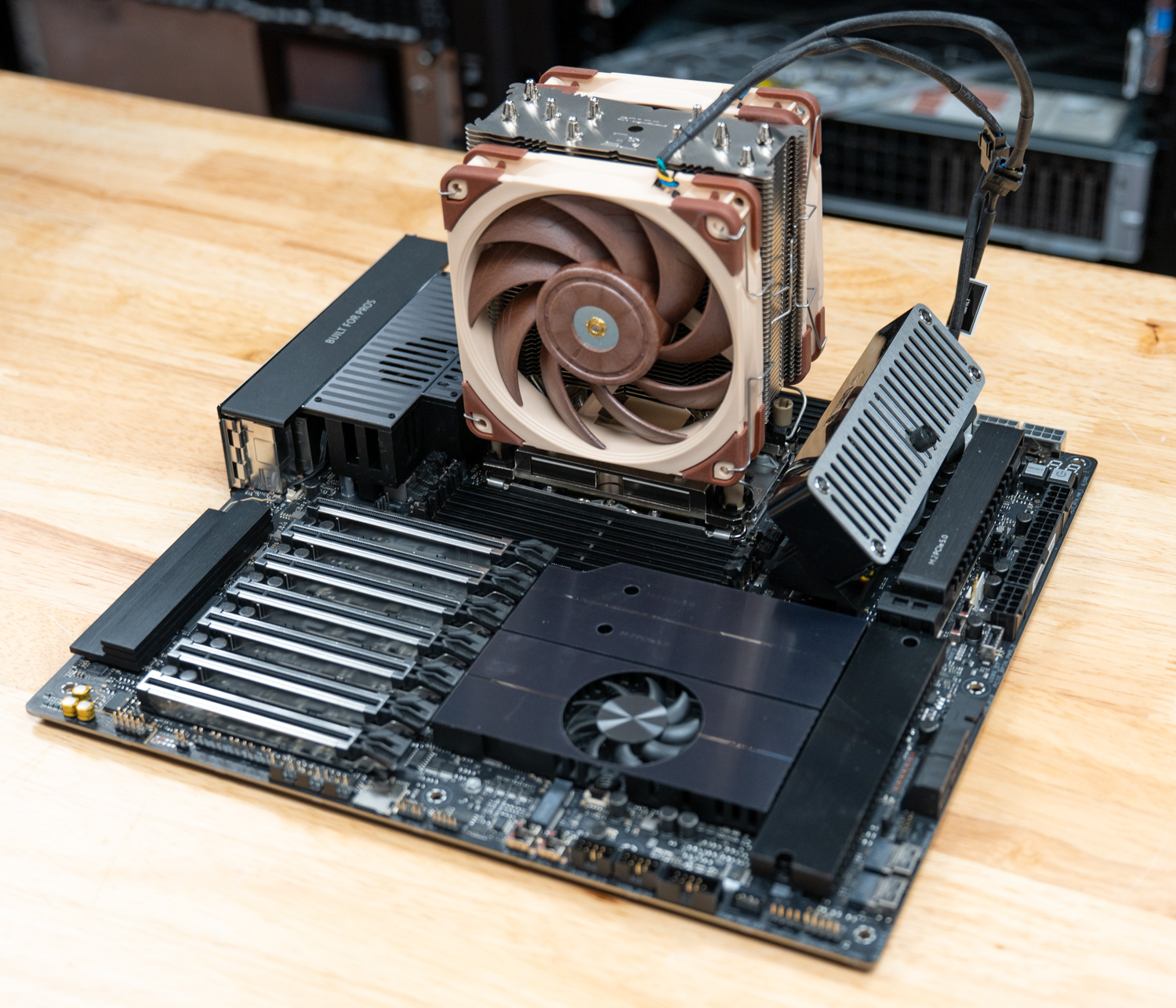 سیستم تست و مادربرد Asus مجهز به پردازنده Xeon 658X
