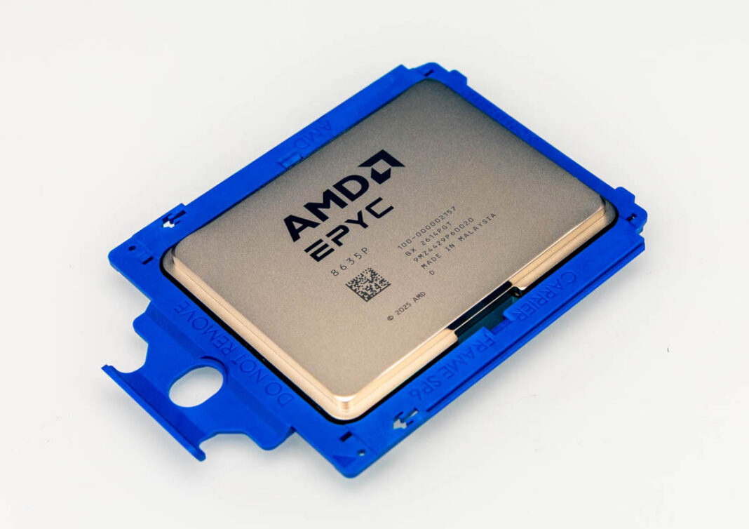 نمای نزدیک پردازنده AMD EPYC 8635P
