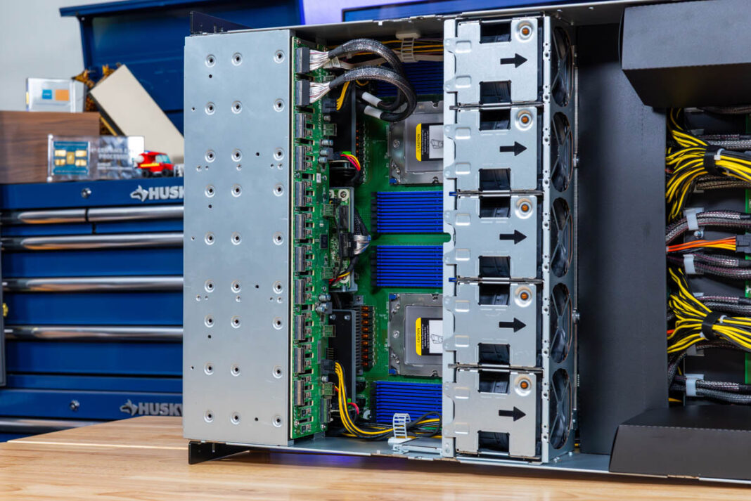 نمای داخلی سرور ASRock Rack