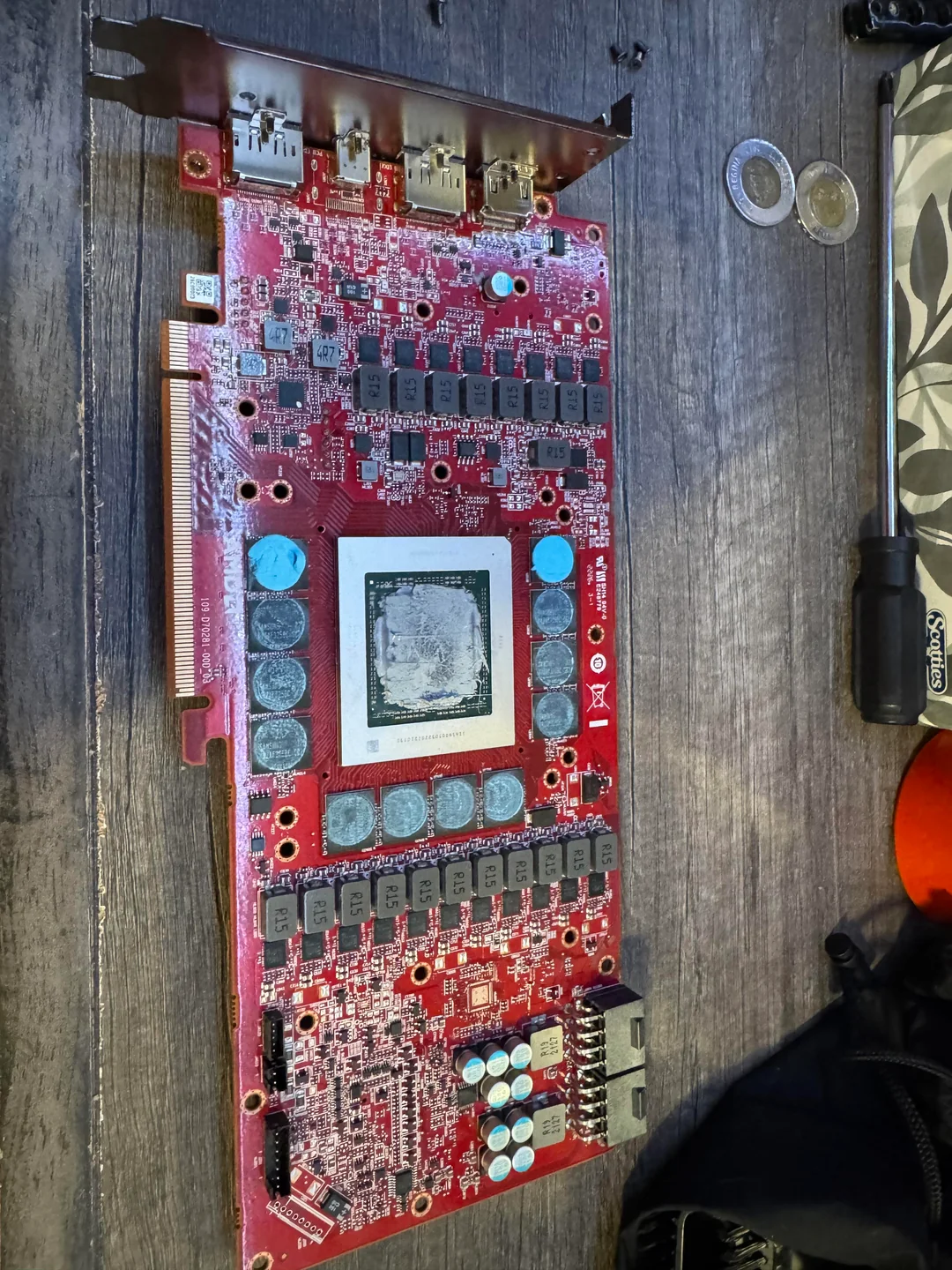 نمونه اولیه کارت گرافیک AMD RX 7900 XTX با برد قرمز