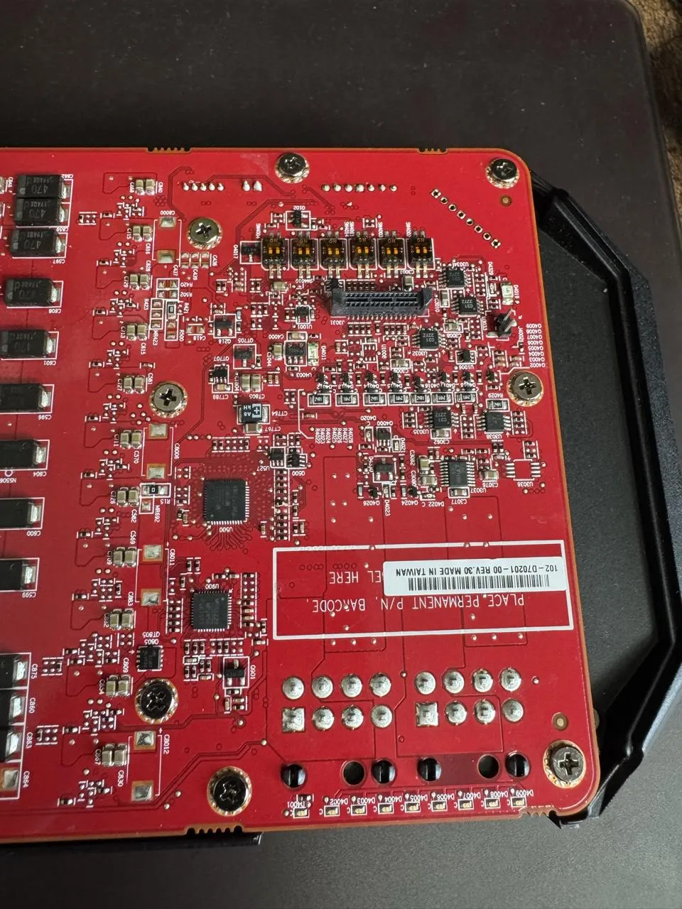 اسکرین‌شات نرم‌افزار GPU-Z و تضاد مشخصات