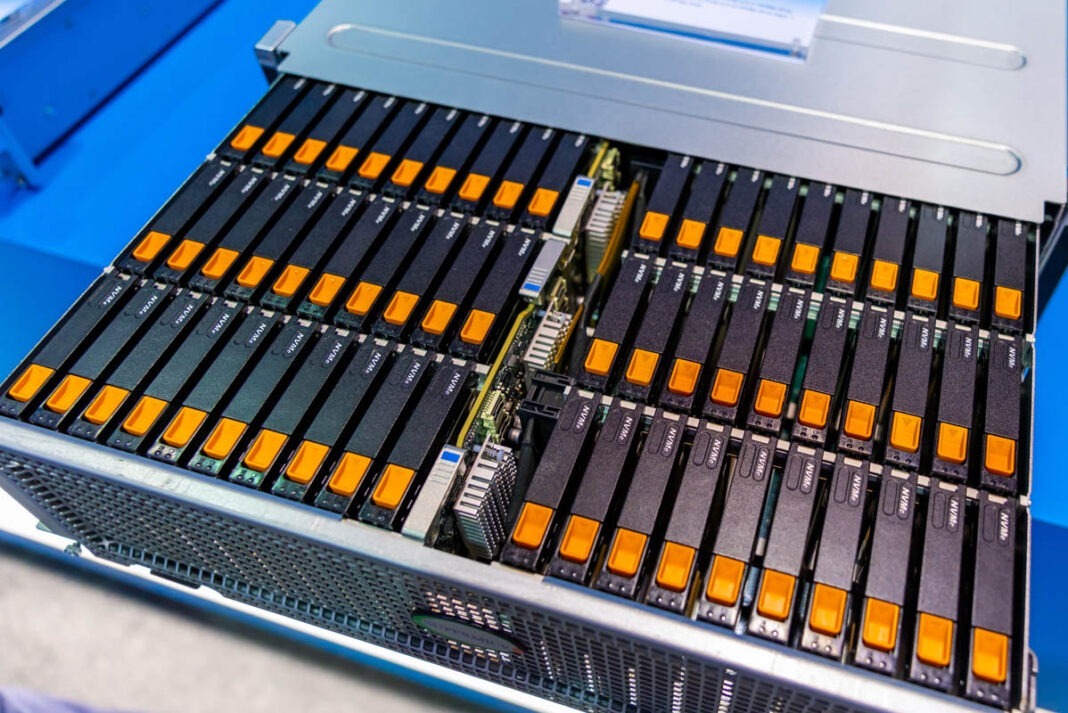 ردیف‌های ده‌تایی درایوهای NVMe در سرور سوپرمایکرو
